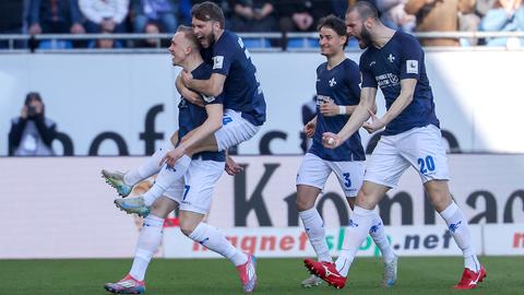 Freude auf Südhessische: Darmstädter Profis jubeln über das Tor von Isac Lidberg (links).