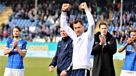 Lilien-Interims-Trainer Kai Peter Schmitz jubelt über einen ganz wichtigen Sieg.