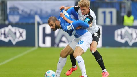 Darmstadts Aleksandar Vukotic im Zweikampf mit Luka Hyryläinen vom SSV Ulm