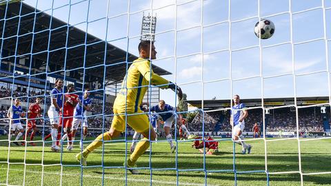 Nach ruhendem Ball klingelte es dreimal im Tor von Lilien-Keeper Marcel Schuhen.