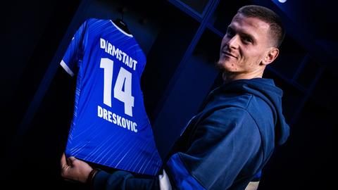 Meldin Dreskovic mit einem Trikot der Lilien