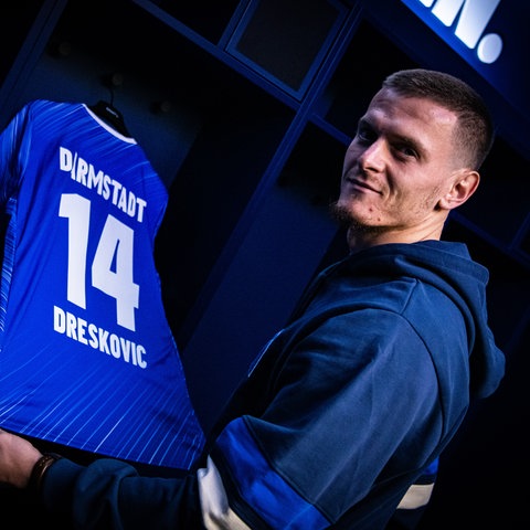 Meldin Dreskovic mit einem Trikot der Lilien