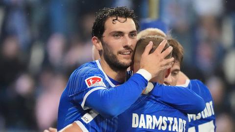 Fraser Hornby von Darmstadt 98 jubelt mit seinen Mitspielern.