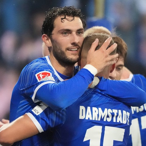 Fraser Hornby von Darmstadt 98 jubelt mit seinen Mitspielern.