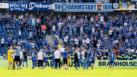 Die Lilien applaudieren den mitgereisten Fans in Hannover