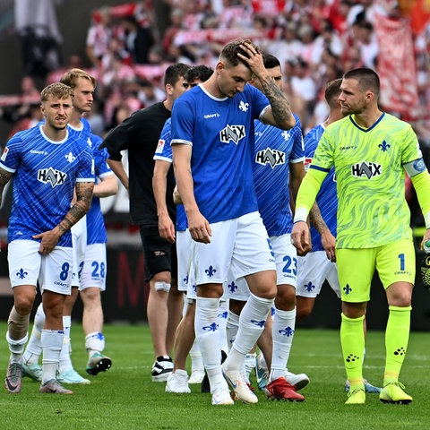 Spieler von Darmstadt 98 nach Niederlage gegen Düsseldorf