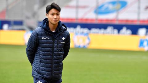 Seung-ho Paik in einer Jacke mit Lilien-Emblem