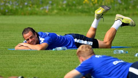 Yannick Stark ruht sich im Training aus