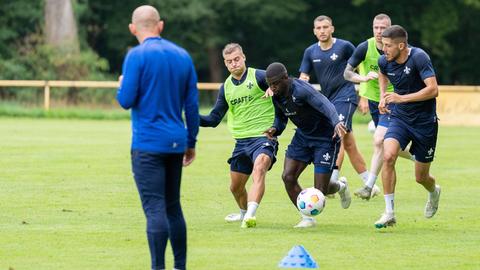 Trainer Torsten Lieberknecht beobachtet seine Spieler im Training.