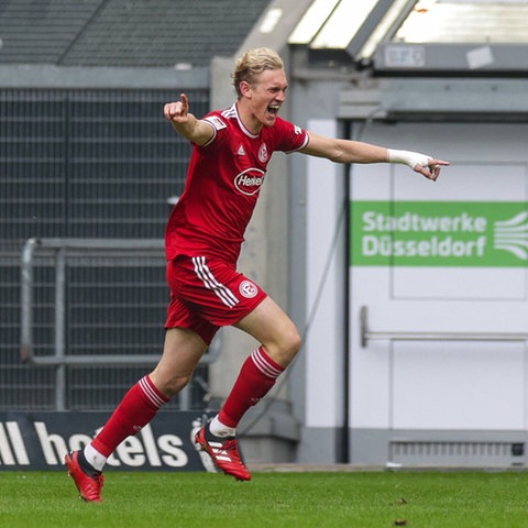 Christoph Klarer bejubelt seinen Treffer für Düsseldorf.