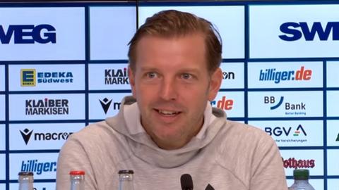 Florian Kohfeldt auf der Pressekonferenz nach dem Lilien-Remis in Karlsruhe.