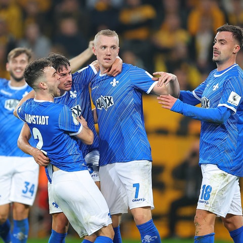 Die Spieler von Darmstadt 98 bejubeln einen Treffer.