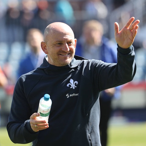 Torsten Lieberknecht winkt nach dem Sieg in Kiel den mitgereisten Fans zu.