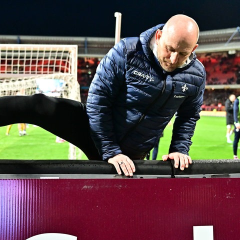 Torsten Lieberknecht springt in Nürnberg über die Bande.