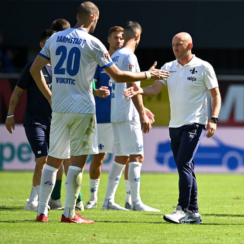 Erster Aufbauhelfer für seine Spieler: Lilien-Trainer Torsten Lieberknecht.