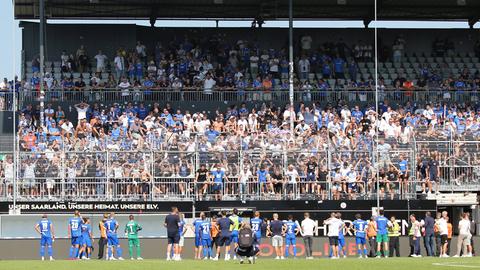 Lilien-Spieler vor der Kurve in Elversberg. 