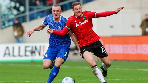 Isac Lidberg von Darmstadt 98 im Zweikampf mit Marcel Halstenberg (Hannover 96)