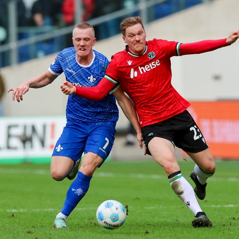 Isac Lidberg von Darmstadt 98 im Zweikampf mit Marcel Halstenberg (Hannover 96)