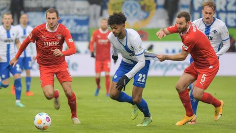 Aaron Seydel von Darmstadt 98 wird im Spiel gegen Heidenheim per Trikotzupfer gestoppt.