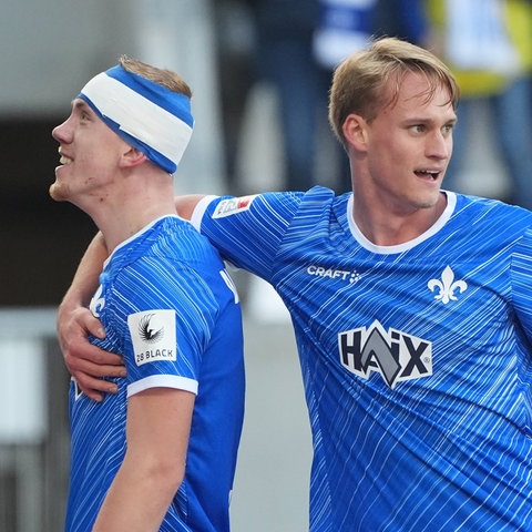 Darmstadts Isac Lidberg (l) jubelt mit Turban und Oscar Vilhelmsson über sein Tor gegen Hertha.