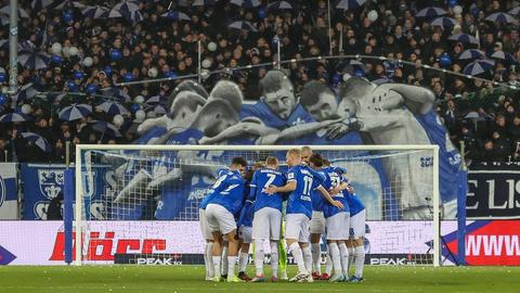 Die Lilien bilden einen Kreis vor dem Spiel gegen den FCK. 