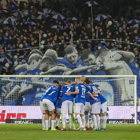 Die Lilien bilden einen Kreis vor dem Spiel gegen den FCK. 