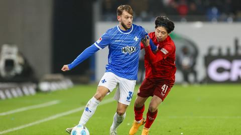 Killian Corredor von Darmstadt 98 im Duell mit dem Lauterer Daisuke Yokota