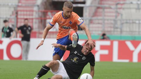 Fabian Nürnberger von Darmstadt 98 im Spiel bei Teutonia Ottensen