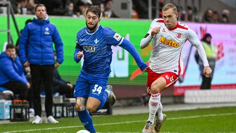 Der Darmstädter Killian Corredor und Louis Breunig von Jahn Regensburg im Laufduell