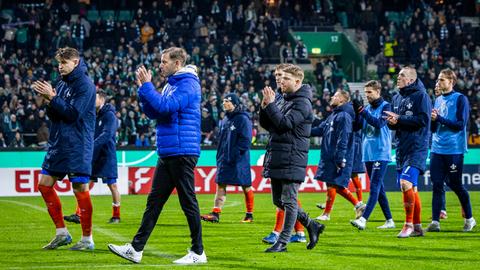 Langsamen Schrittes nähern sich die Lilien der eigenen Fankurve