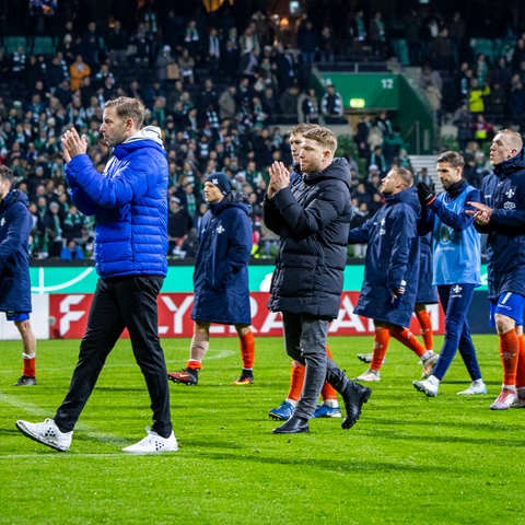 Langsamen Schrittes nähern sich die Lilien der eigenen Fankurve