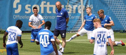 Darmstadt 98 Lieberknecht Leitet Erstes Lilien Training Hessenschau De Sv Darmstadt 98