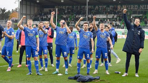 Lilien-Spieler jubeln nach Spiel in Fürth