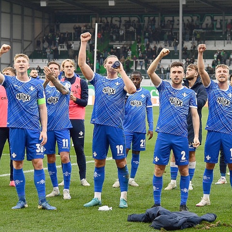 Lilien-Spieler jubeln nach Spiel in Fürth