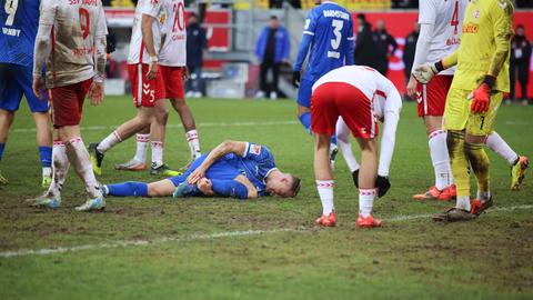 Darmstadts Marco Thiede steckt den Kopf ins wenige Gras.