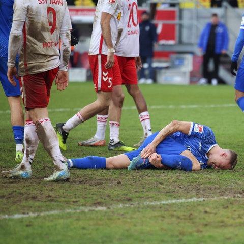 Darmstadts Marco Thiede steckt den Kopf ins wenige Gras.