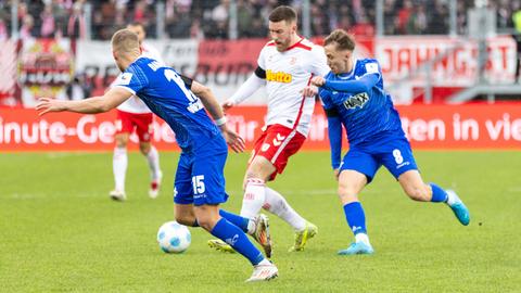 Luca Marseiler (rechts) attackiert einen Regensburger.