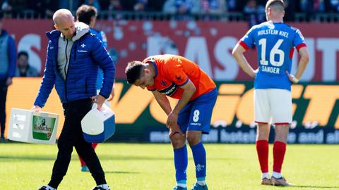 Fabian Schnellhardt muss mit einer Handverletzung ausgewechselt werden.