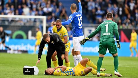 Marcel Schuhen und Aleksandar Vukotic gestikulieren aufgrund eines verletzten Braunschweigers.