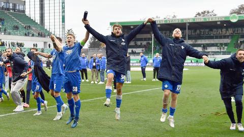 Die Lilien feiern nach dem Sieg in Fürth ausgelassen mit den mitgereisten Fans.