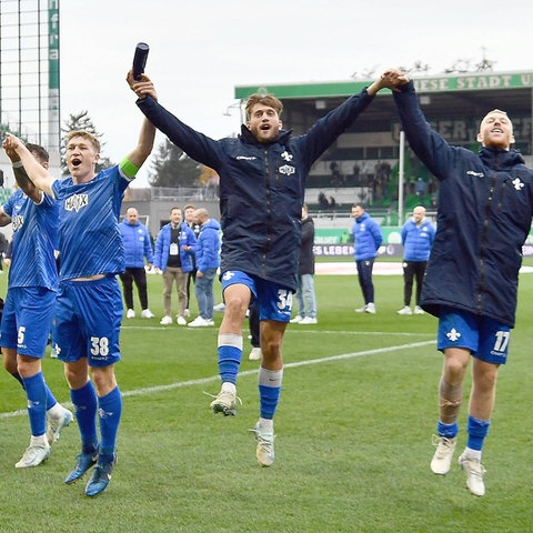 Die Lilien feiern nach dem Sieg in Fürth ausgelassen mit den mitgereisten Fans.