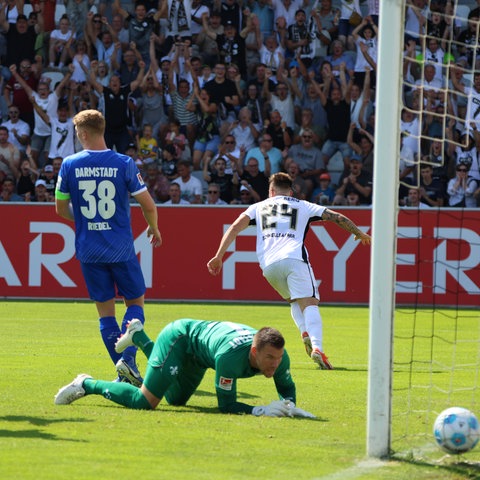 Luca Schnellbacher (SV 07 Elversberg) trifft gegen Darmstadt.