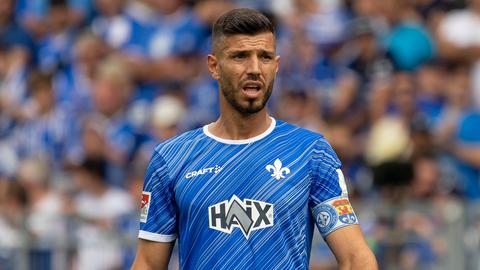 SV Darmstadt 98 - Defensivspieler Klaus Gjausla guckt angestrengd.