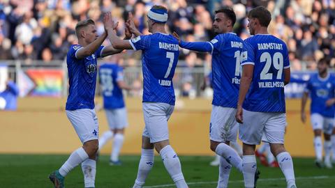 Die Lilien feiern ihren Torschützen Isac Lidberg.