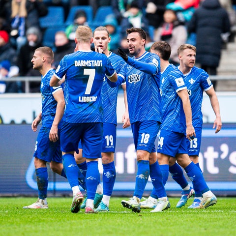 Die Mannschaft Darmstadt 98 jubelt gemeinsam.