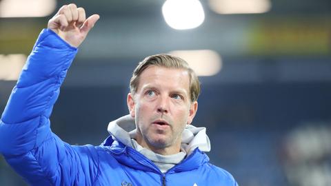 SV Darmstadt 98 - Trainer Florian Kohfeldt. Hebt den Daumen.