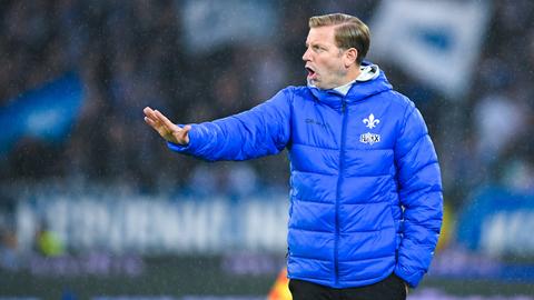 SV Darmstadt 98 - Trainer Florian Kohfeldt. Mit mahnender Handbewegung und blauer Trainingsjacke.