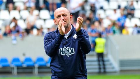 Lilien-Trainer Torsten Lieberknecht klatscht in die Hände