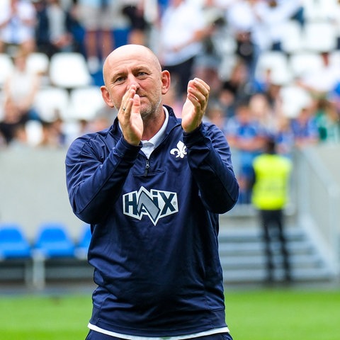 Lilien-Trainer Torsten Lieberknecht klatscht in die Hände