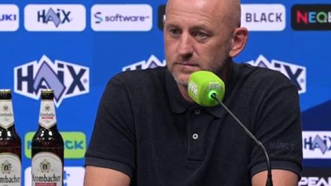 Lilien-Trainer Torsten Lieberknecht sitzt bei der Pressekonferenz